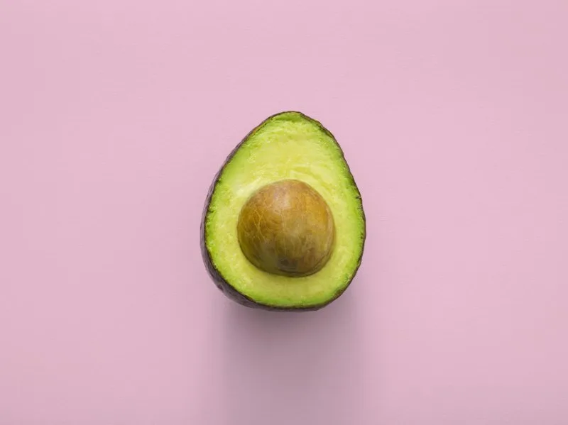 Frische Avocado und Walnüsse