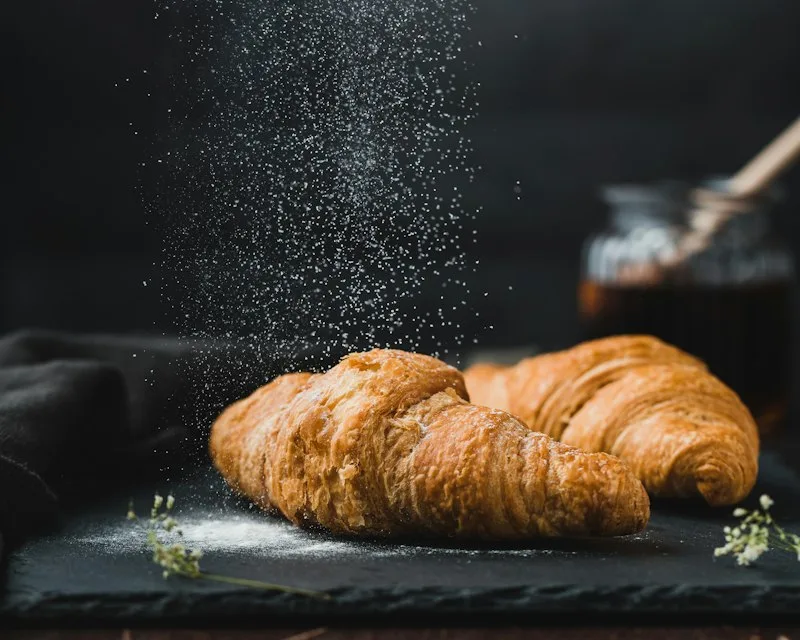 Buttercroissants und zuckerglasierte Backwaren
