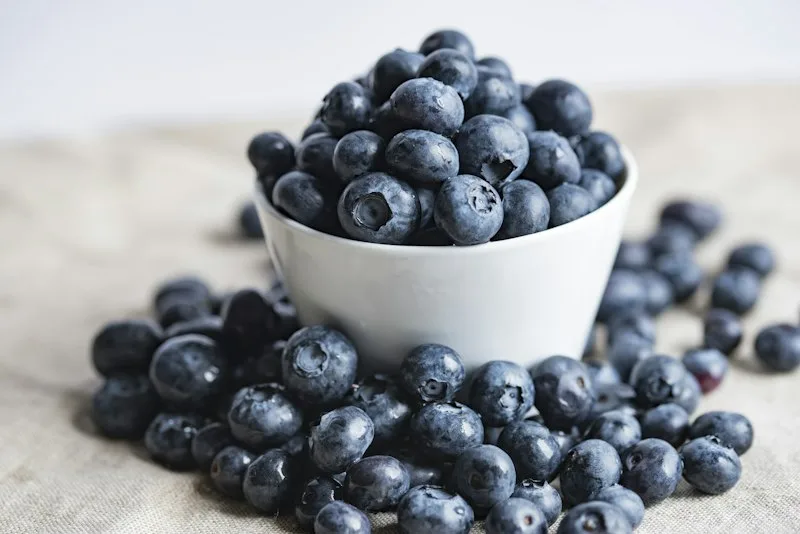 Frische Heidelbeeren und Himbeeren