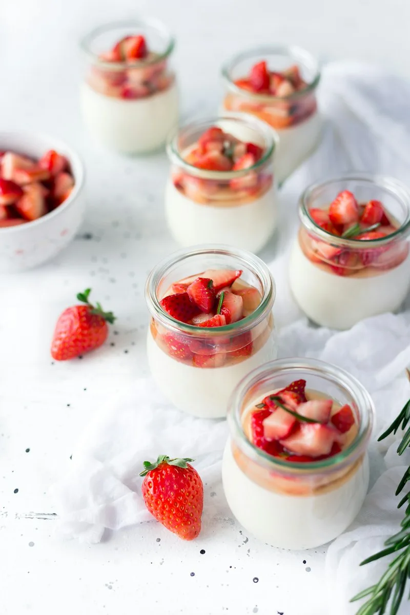 Naturjoghurt im Glas mit Walnüssen