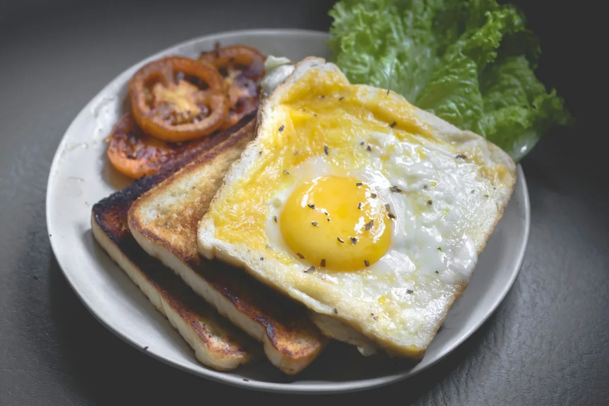 Ausgewogenes vitales Frühstück mit Vollkornhafer, Eiern, frischen Beeren und Nüssen