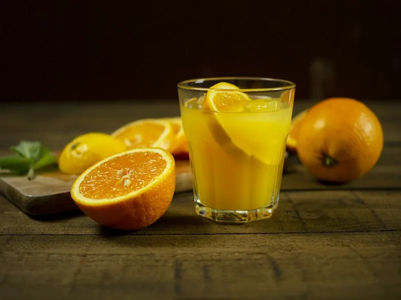 Glas abgepackter Orangensaft mit Saftkarton