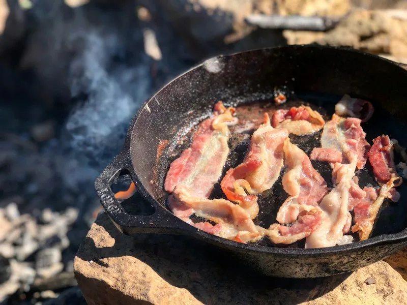 Gebratener Speck und fette Frühstückswürstchen
