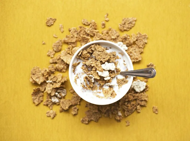 Bunte zuckerhaltige Frühstückscerealien mit Milch