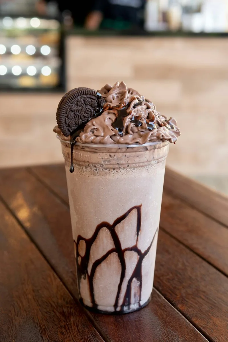 Gesüßter Iced Coffee mit Sahne und Sirup